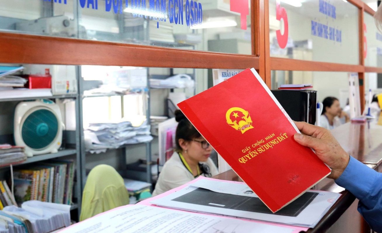 Bài viết giải đáp thắc mắc làm sổ đỏ mất bao lâu theo quy định mới nhất: hướng dẫn đầy đủ về thủ tục làm sổ đỏ lần đầu, hồ sơ cần chuẩn bị và các chi phí liên quan