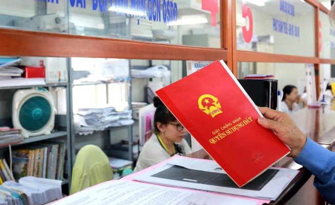 Bài viết giải đáp thắc mắc làm sổ đỏ mất bao lâu theo quy định mới nhất: hướng dẫn đầy đủ về thủ tục làm sổ đỏ lần đầu, hồ sơ cần chuẩn bị và các chi phí liên quan